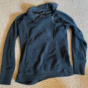 Avalanche size small asymmetrical zipper pullover.